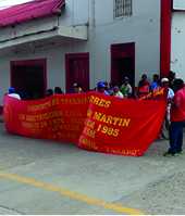 obreros en protesta