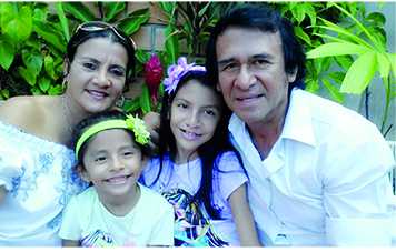 Ana Sofía y Carlos Alberto “Shapra” Flores junto a sus hijitas, hoy celebran sus Bodas de Plata, felicidades 