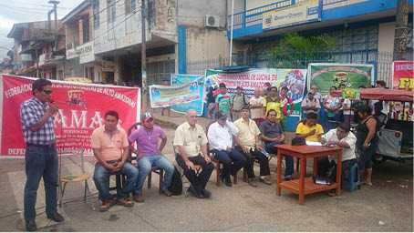 Reunion de autoridades y dirigentes en frontis de electro oriente