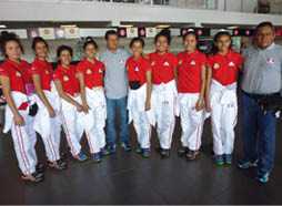 Las “matadorcitas” del colegio Aplicación antes de viajar a Lima de donde pasarán mañana a Paraguay.