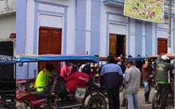 Mototaxistas realizan PLANTÓN frente a la municipalidad
