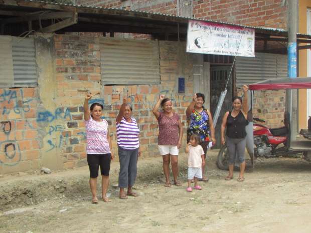 Intentan desalojar de predio a madres de comedor infantil