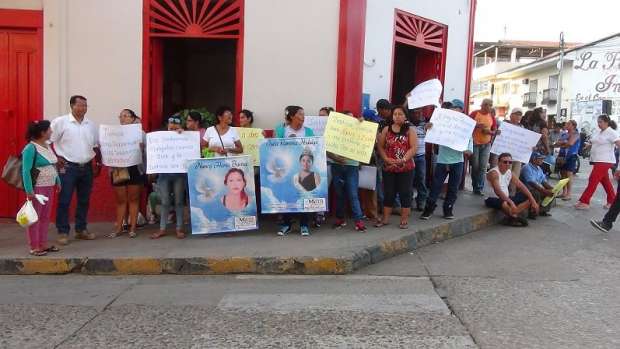 FAMILIARES Y AMIGOS DE FALLECIDAS