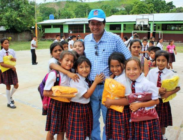 ALCALDE DE SAPOSOA CON ALUMNOS Y ALUMNAS
