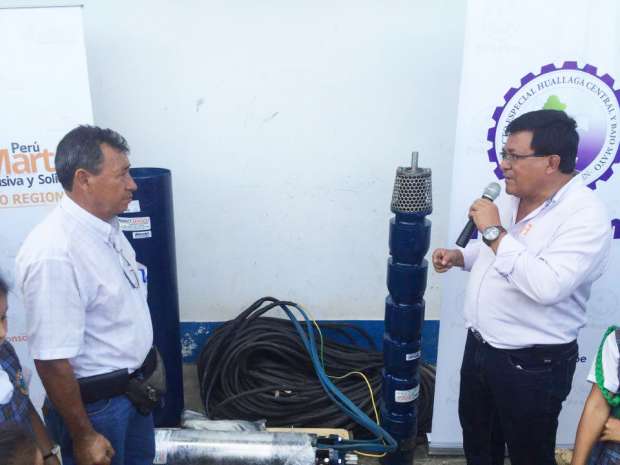 ALCALDE DE MARISCAL CÁCERES RECIBE ELECTROBOMBA