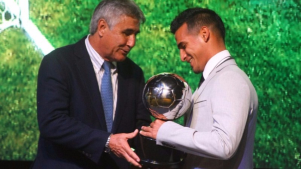 TRAUCO RECIBE PREMIO POR MEJOR JUGADOR DEL TORNEO DESCENTRALIZADO