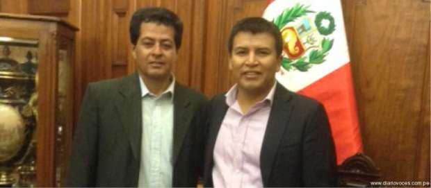 REGIDOR VICTOR ANDRES PAIMA, junto al alcalde Aristides Grandez