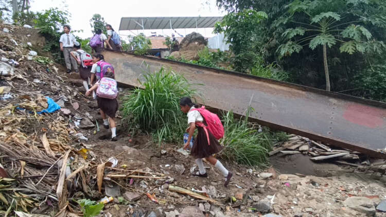 Alumnos del Colegio Chuquisengo de Tarapoto cruzan zanjón contaminado para llegar a su plantel1