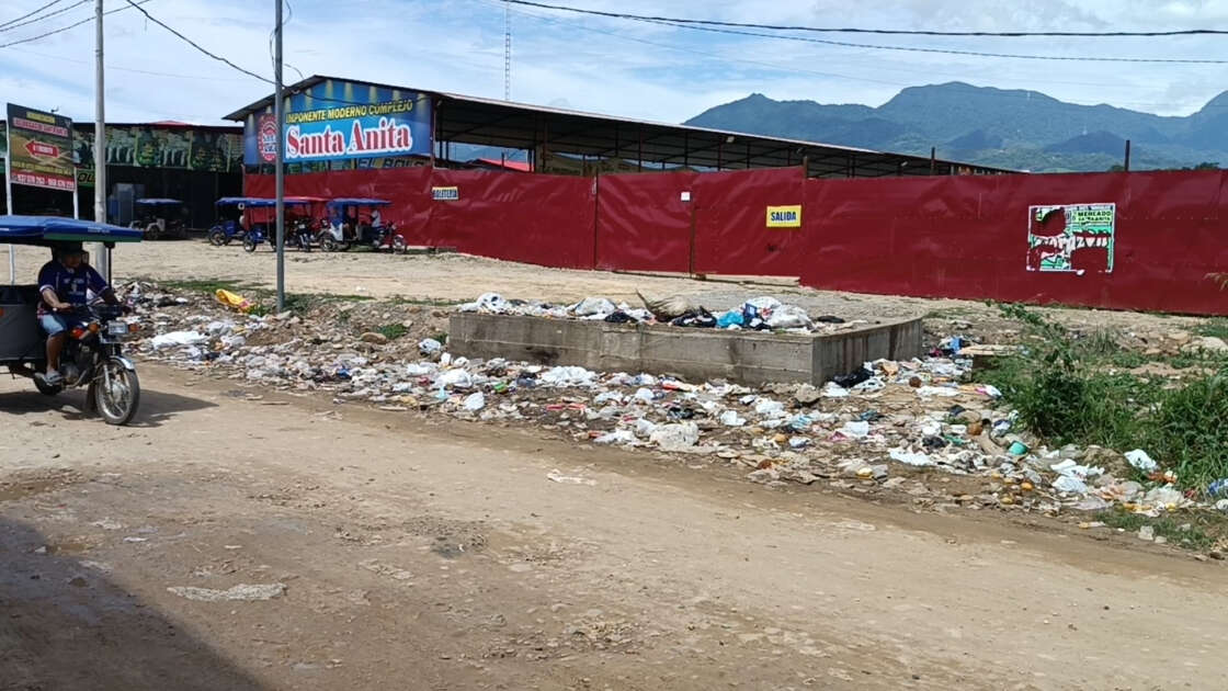 Irresponsables vecinos y mototaxistas convierten en basura el sector Cumbacillo1