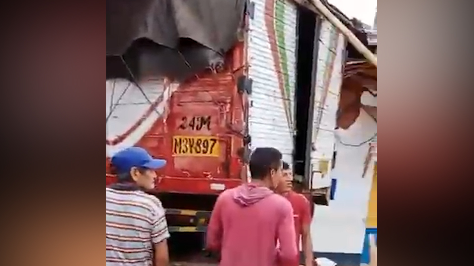 Camión sin frenos impacta contra vivienda deshabitada en el distrito de Tabalosos1