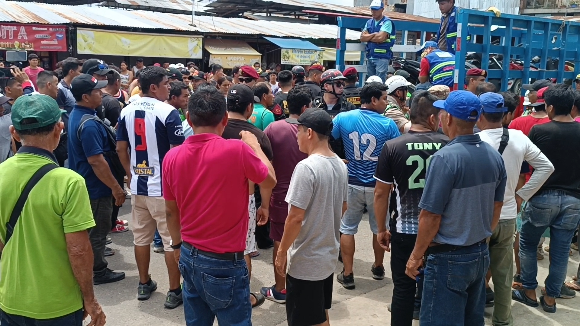 Trifulca en el mercado Tres de Tarapoto por operativo de remolque de vehículos en zona prohibida1