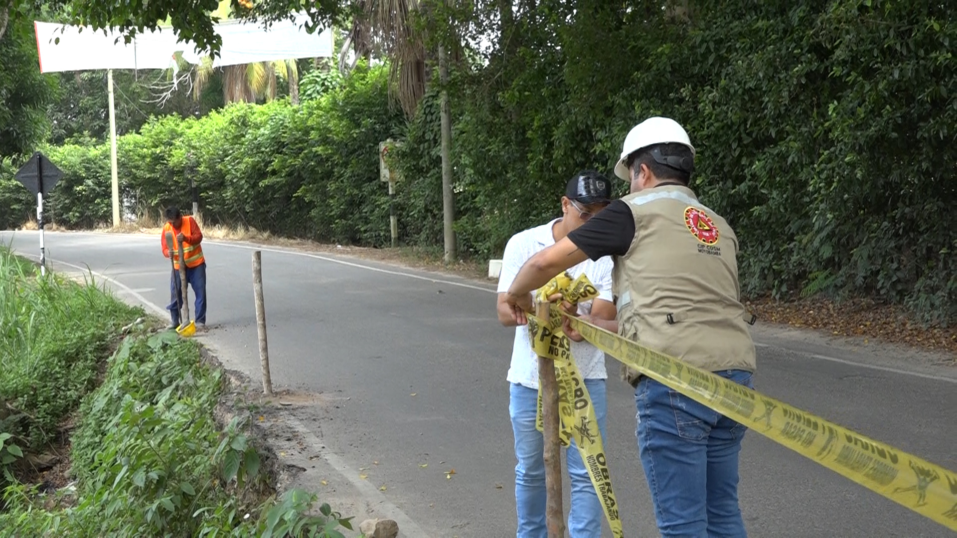 Autoridades inician acciones de emergencia tras incidente en carretera a San Antonio de Cumbaza1