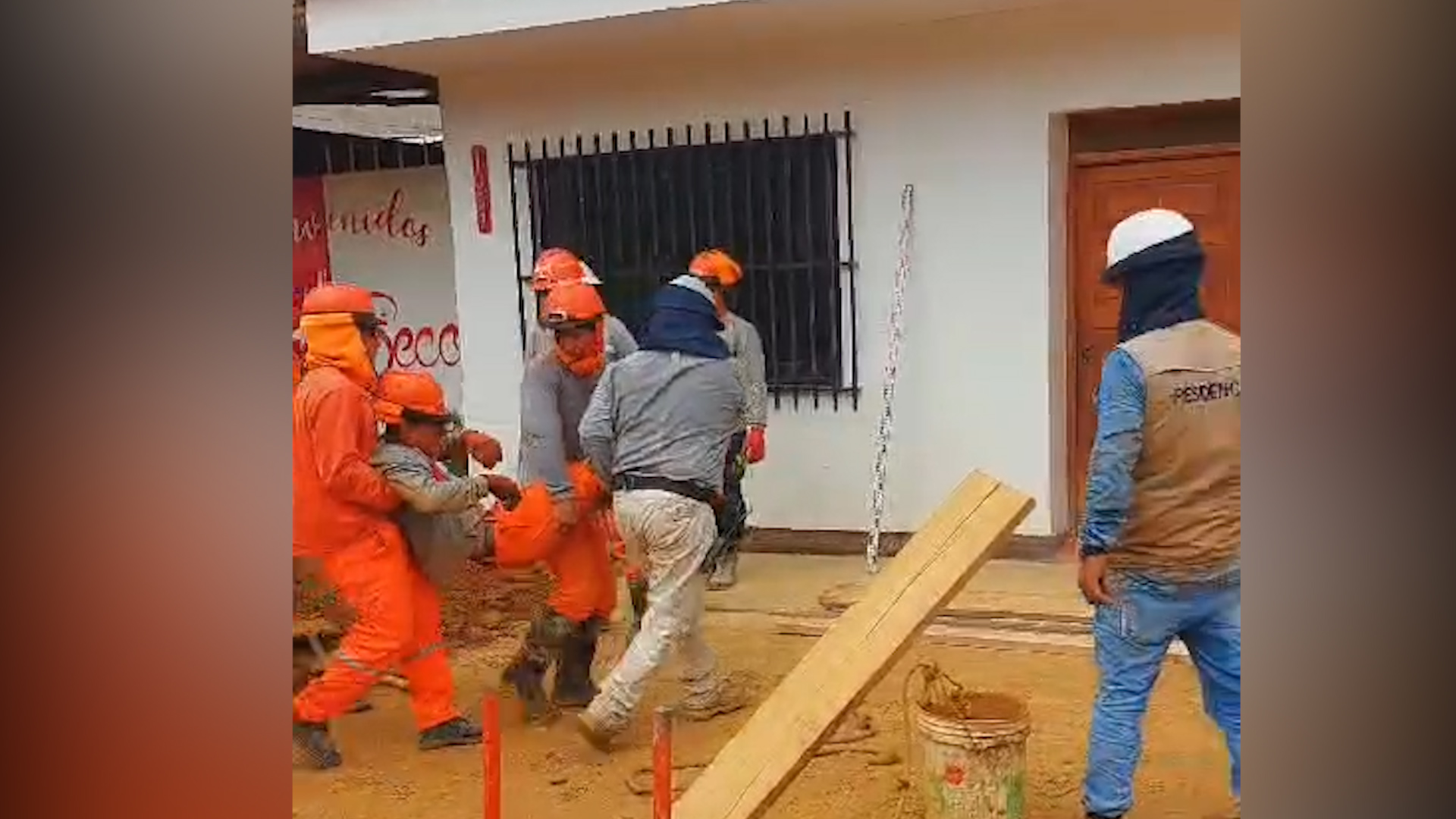 Accidente laboral en Tarapoto deja dos obreros heridos en una obra de la cuadra 10 del Jr. Bolognesi
