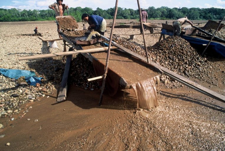 En foro minero expertos advierten peligros sobre la amazonía