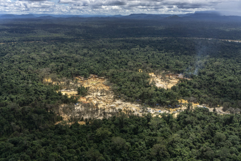 En foro minero expertos advierten peligros sobre la amazonía2