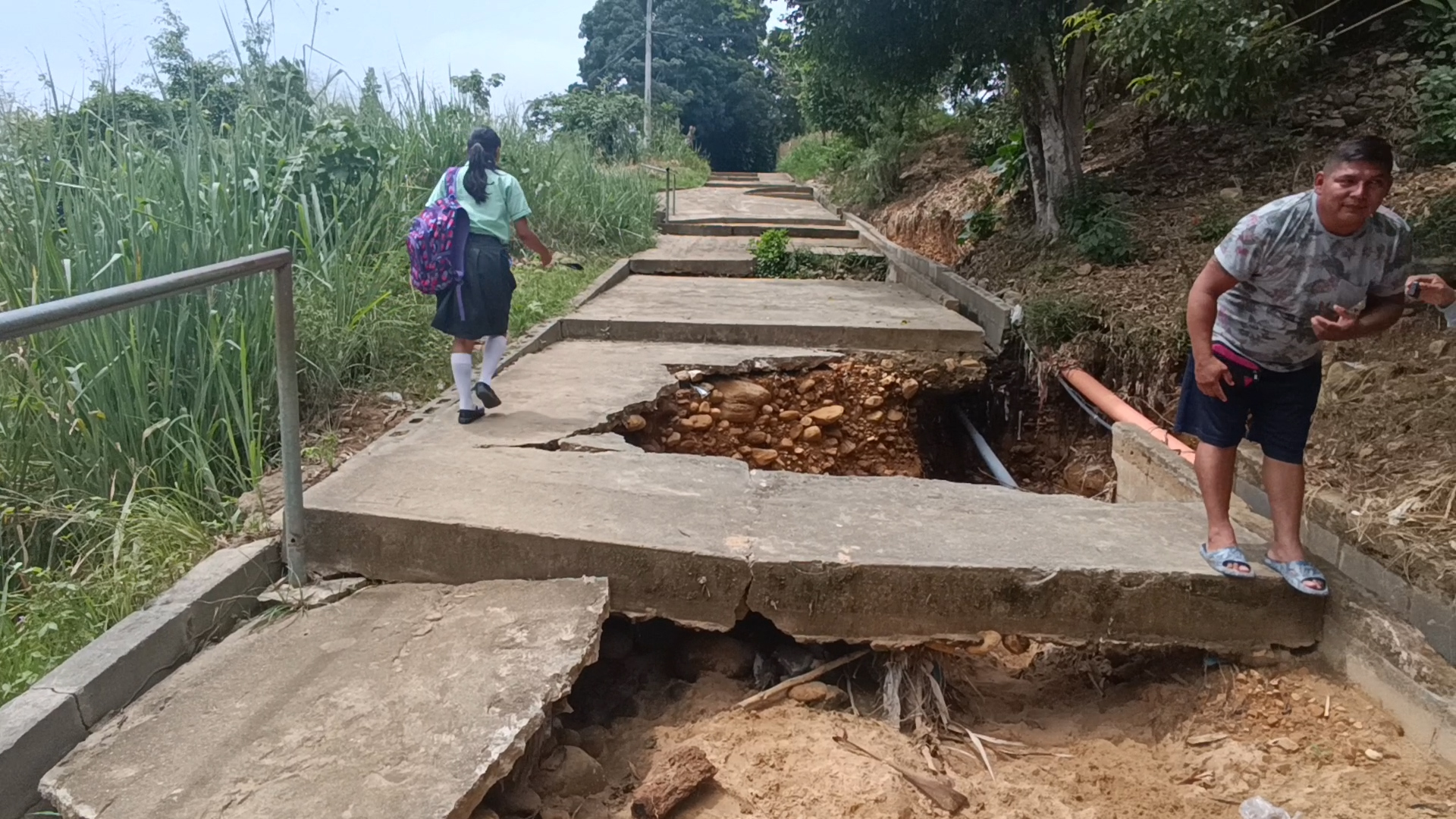 Escalinata en pésimas condiciones genera peligro en La Banda de Shilcayo1