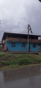 Fuertes vientos derriban postes y dejan sin energía eléctrica a San José de Sisa
