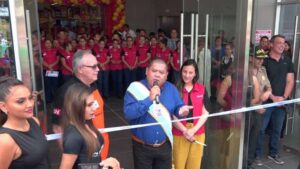 Abuchean al alcalde Carlos Philco  durante inauguración de Plaza Vea