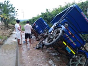 Multan a conductores por lavar sus vehículos en un canal de riego