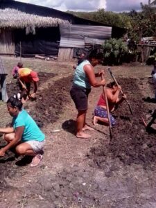 Madres emprendedoras implementan biohuerto en Buenos Aires