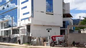 Fuerte sismo de 8 grados afecta edificio en construcción