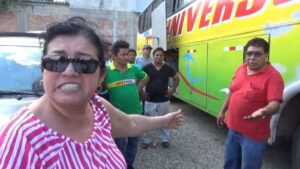 Mujer increpa a conductor de ómnibus por ocasionar un supuesto accidente