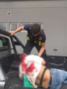Camioneta arrolla a anciano quien resulta gravemente herido