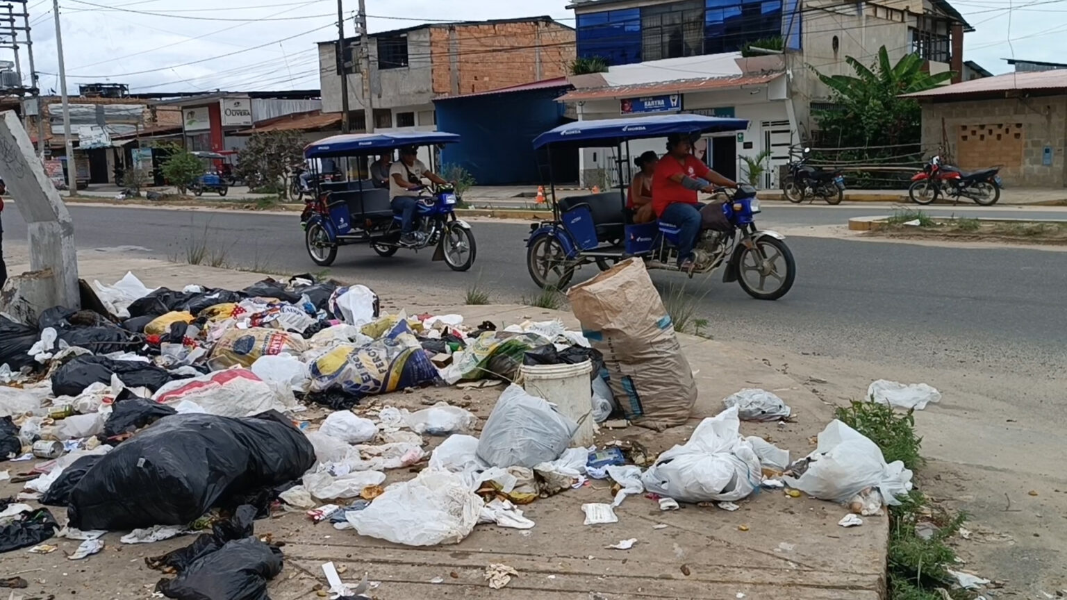 Basura acumulada en la Av. Alfonso Ugarte genera malestar en vecinos de ...
