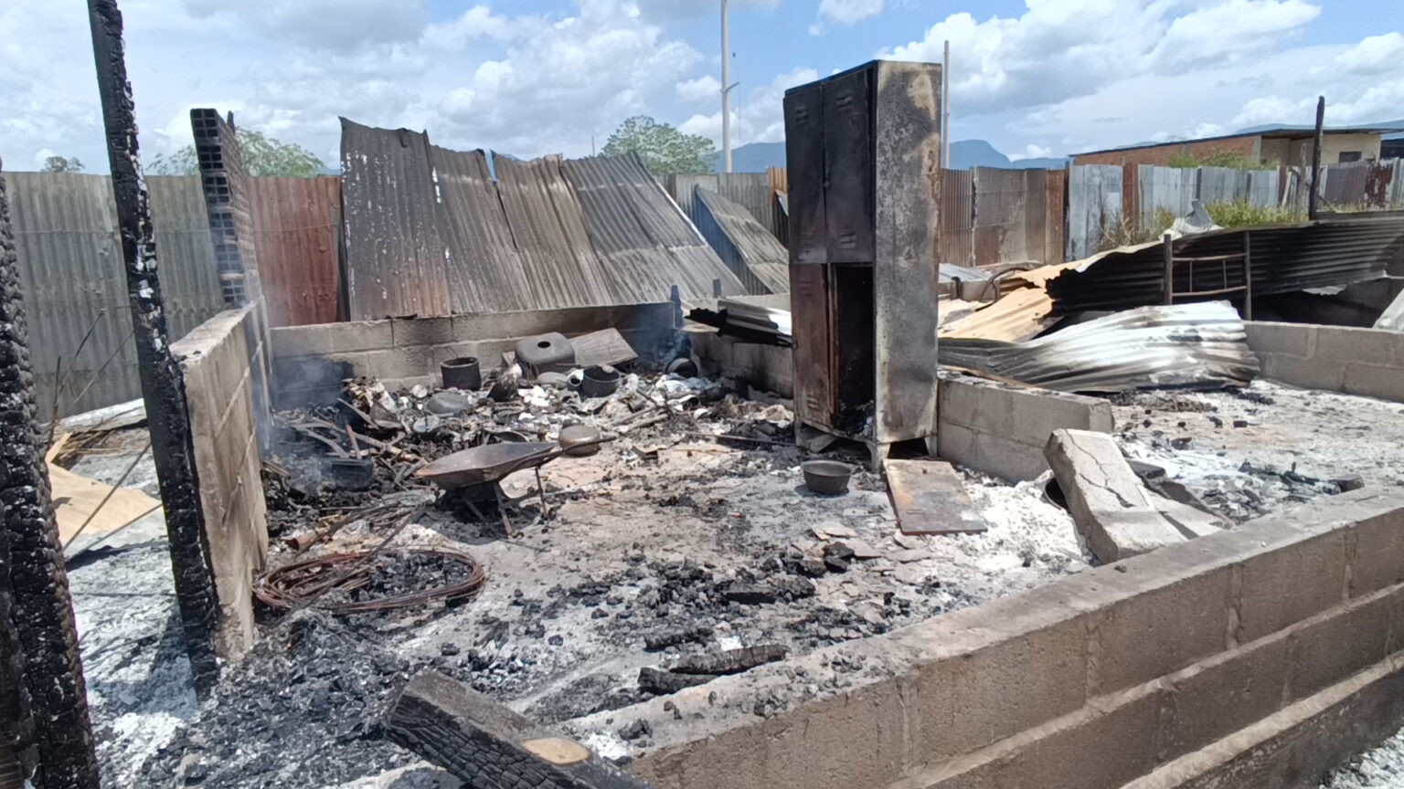 Incendio consume vivienda en Villa San Luis y deja a familia en la ...