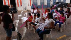 Colectivo Niunamenos realizó vigilia en Plaza Mayor