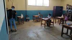 Brindan clases presenciales a alumnos de familias de bajos recursos económicos