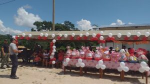 Personal policial agasaja a madres de familia del centro poblado Nuevo San Martín