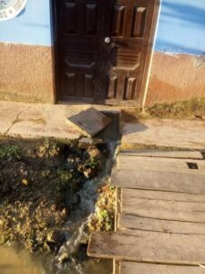 Vecinos del jirón Los Ángeles denuncian contaminación por aguas servidas