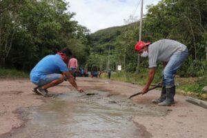 Pobladores de Jepelacio  ejecutan mantenimiento a  carretera