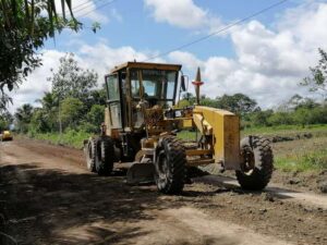 Municipalidades de Nueva Cajamarca y San Fernando realizan mantenimiento de la carretera que une estas dos localidades.