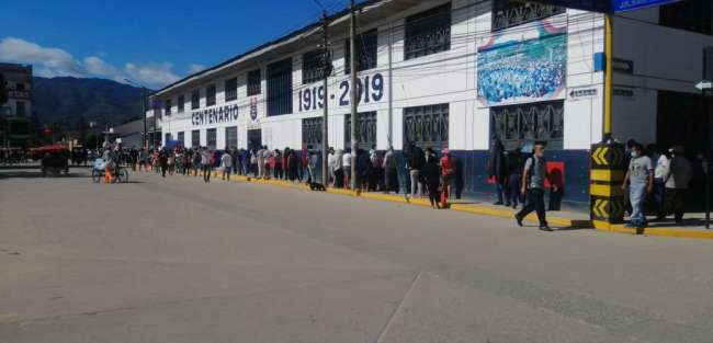 Interminables colas en Banco de la Nación