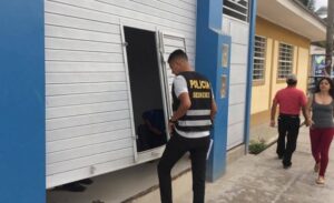 Administradores de tienda La Curacao encerraron con candados a trabajadores