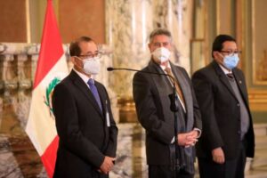 PRESIDENTE FRANCISCO SAGASTI  ENTREGÓ PREMIO MIDAGRI 2021 AL GOBERNADOR PEDRO BOGARÍN