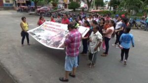 Pobladores de Malecón Cumbaza protestan frente a municipalidad de Morales