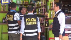Incautan licores regionales de dudosa procedencia en el Mercado 2