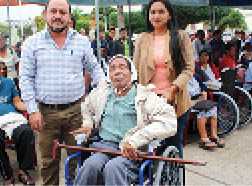 Personas con discapacidad son beneficiadas con sillas de ruedas