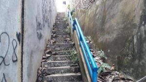 Escalinata de puente Shapaja es tomada por la prostitución callejera