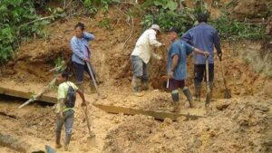 Creciente de río se lleva 20  metros de tuberías de desagüe