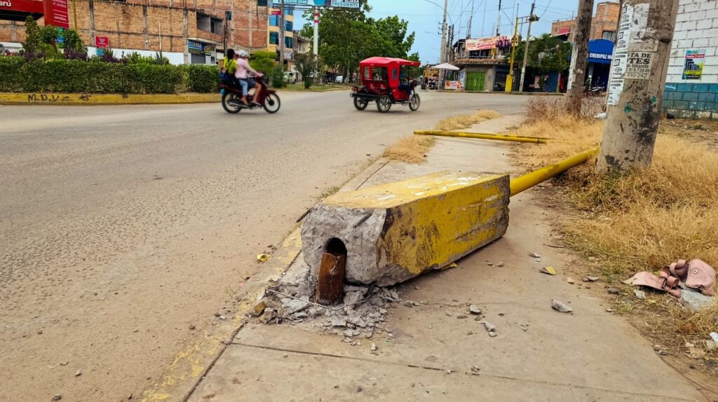 Camión que transportaba maquinaria pesada derriba semáforos en la Vía de Evitamiento de Tarapoto