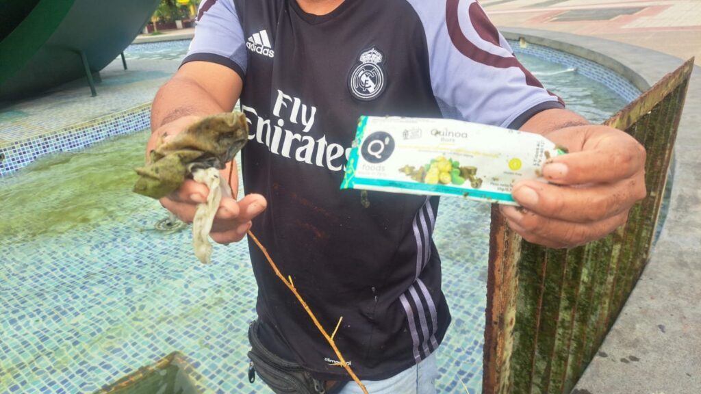 Lamentable: Arrojan residuos sólidos en la pileta de la Plaza Mayor de Tarapoto