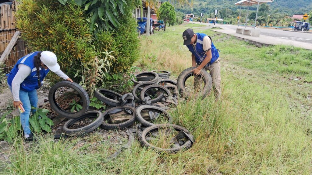 En Moyobamba eliminan más de 4 toneladas de criaderos del dengue en jornada casa por casa