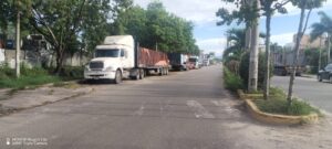 Asfaltado de Ricardo Palma expulsa al transporte pesado y convierte la Vía de Evitamiento y Aviación en estacionamientos de alto riesgo