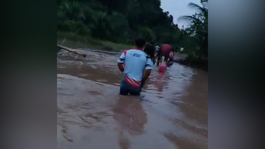 Torrencial lluvia deja 15 familias damnificadas en la localidad Flor del Oriente
