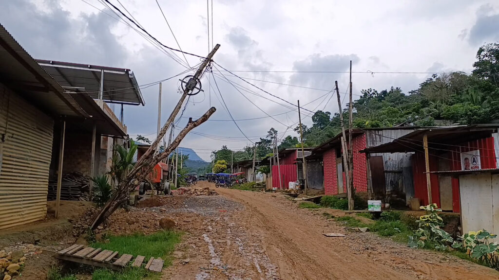 Postes colapsados ponen en riesgo a vecinos en La Banda de Shilcayo