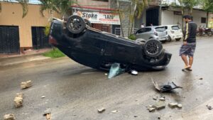 Automóvil vuelca tras chocar contra banca de concreto en Tarapoto y deja dos heridos